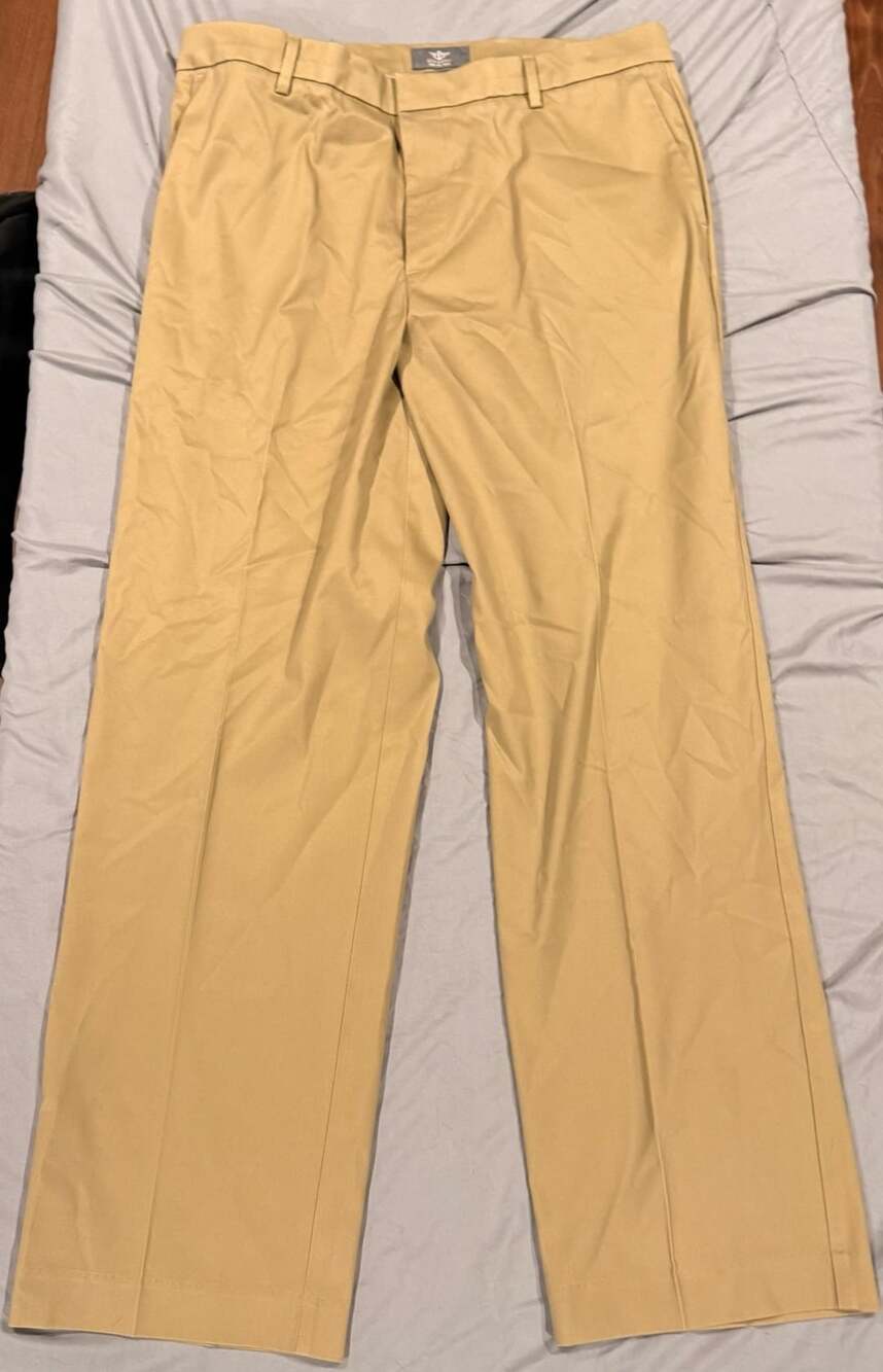 Dockers D3 Classic Fit Iron Free Khaki Pants Size 38x32 Tan